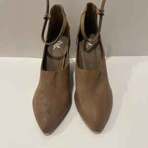 Rebels Tan Perforated Heels